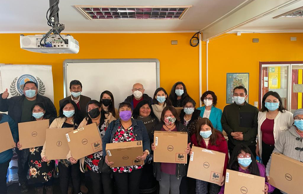 Participantes del programa “Jefas de Hogar” de San Juan de la Costa reciben computadores para nivelación de estudios