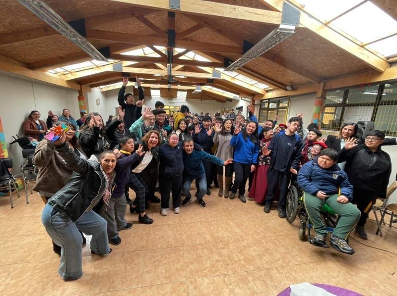 Fundación Te Apoyamos entregó uniformes a los alumnos de la Escuela Especial España de Coyhaique