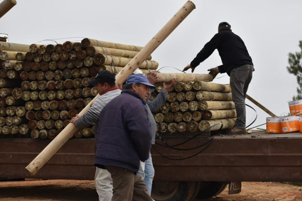 Cien familias de Ránquil afectadas por los incendios forestales reciben materiales de construcción para sus terrenos