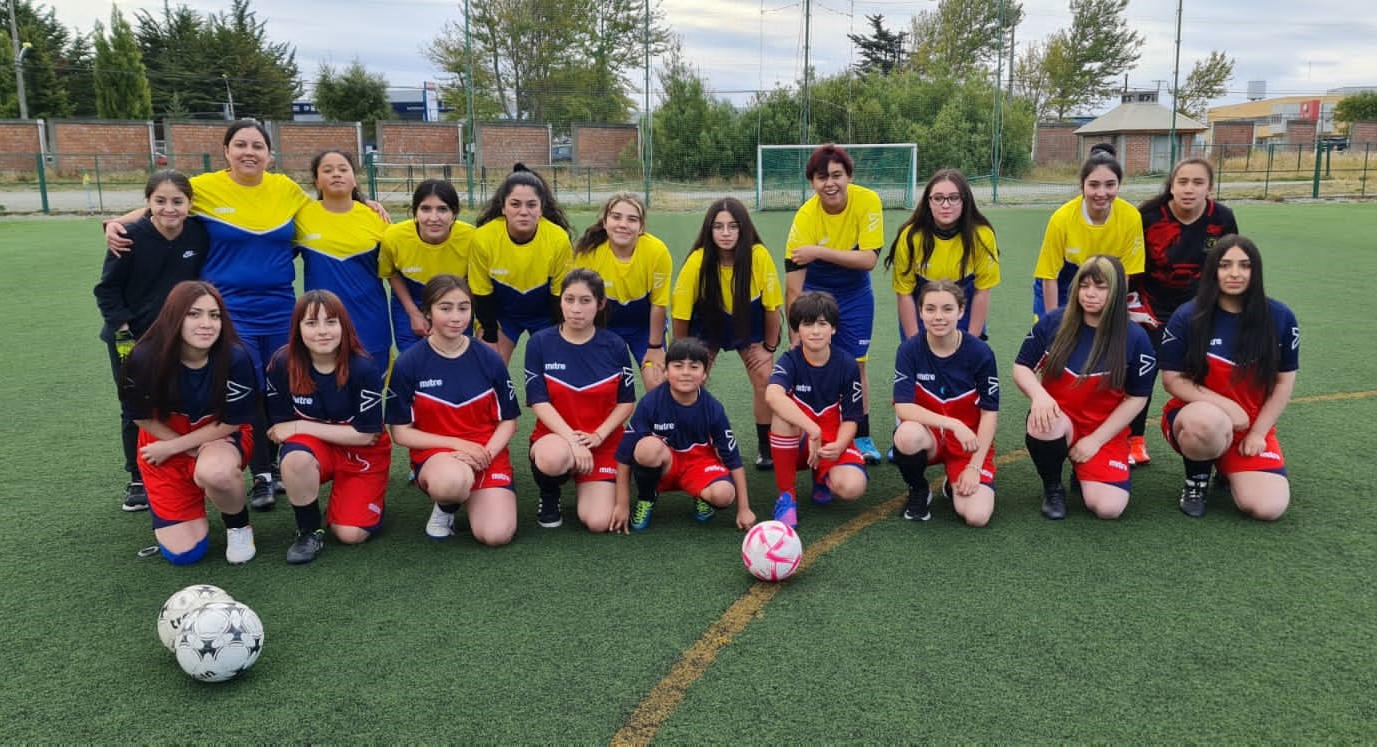 Implementos deportivos para la “Escuela de Fútbol Femenino Patagonia”