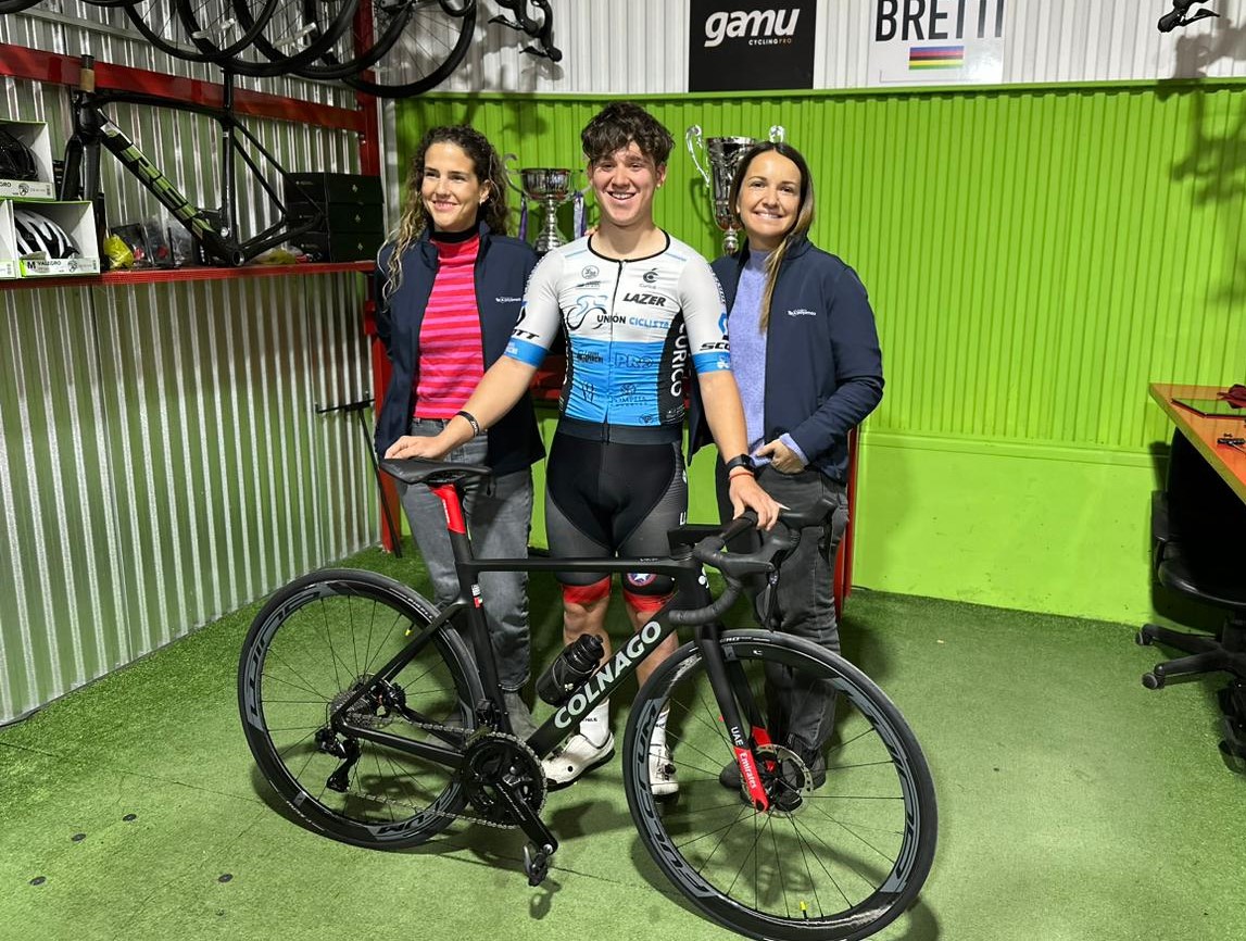 Felipe Pizarro recibe una bicicleta profesional para continuar con sus sueños en el ciclismo