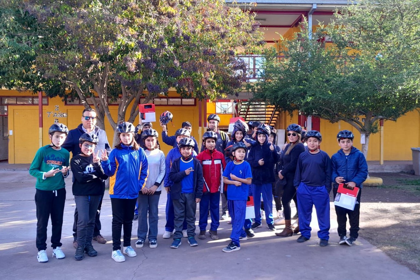 Escuela María Teresa del Canto Molina recibe donación de implementos para taller de trekking y ciclismo