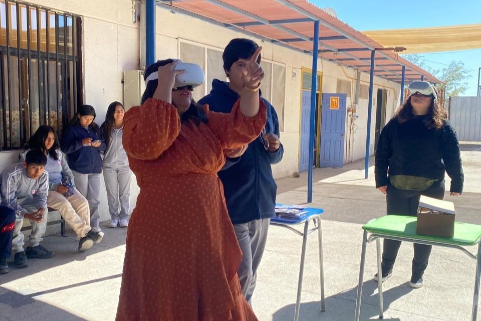 Estudiantes de Huara visitan la Luna y Marte utilizando realidad virtual