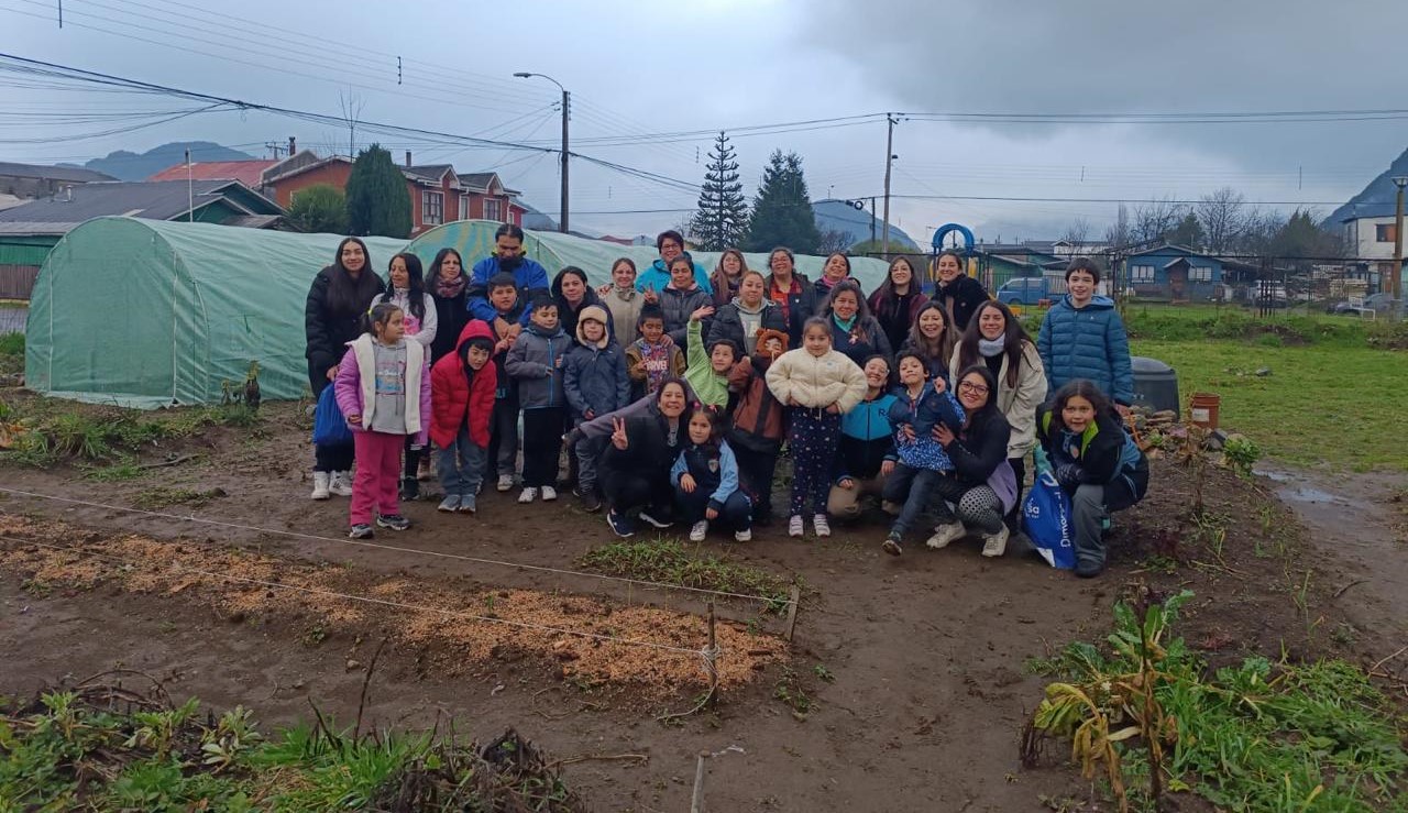 Escuela Ribera Sur de Puerto Aysén inaugura nuevos invernaderos donados para talleres de agricultura