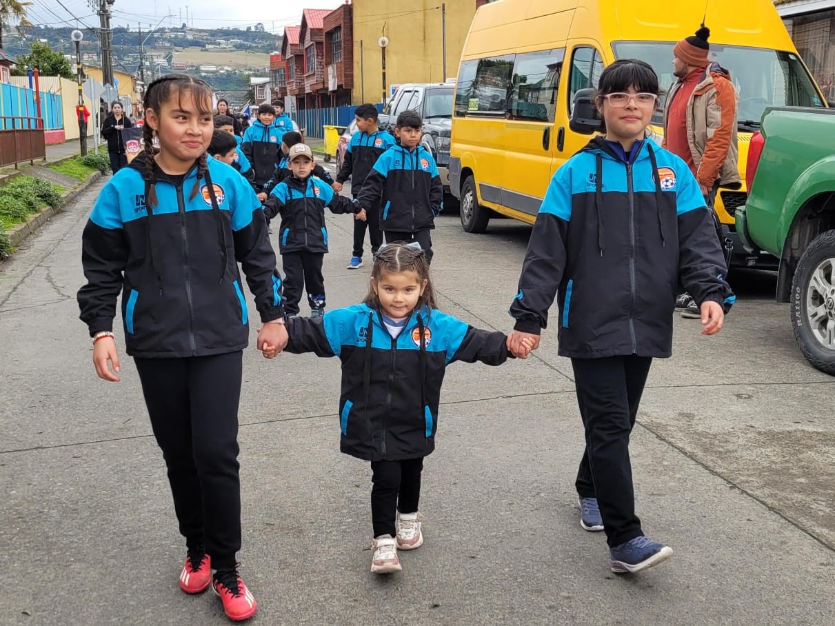 Escuela de Fútbol de Quinchao recibe apoyo en  indumentaria deportiva para sus competencias