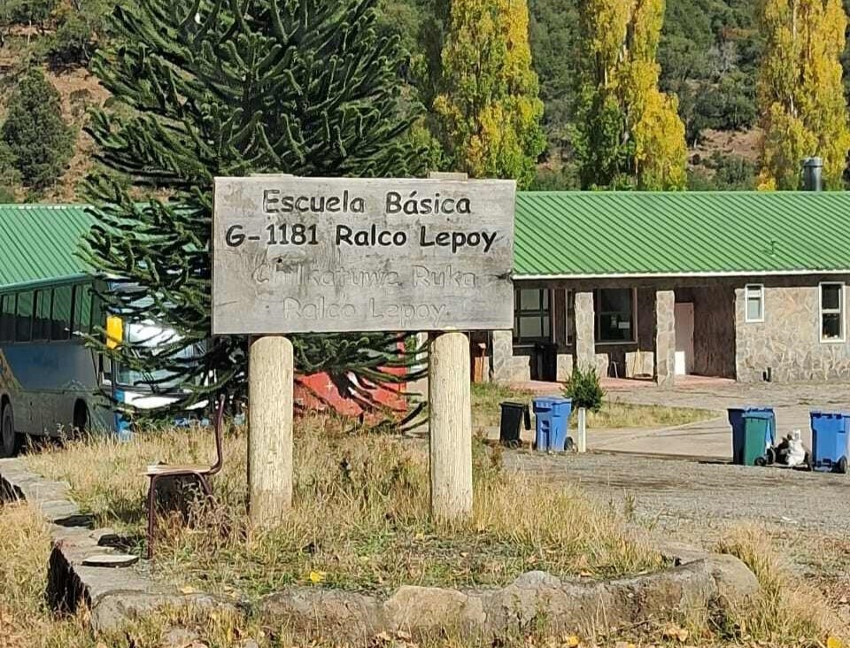 Escuela Ralco Lepoy recibe 40 nuevas literas para sus alumnos  donadas por Fundación Te Apoyamos