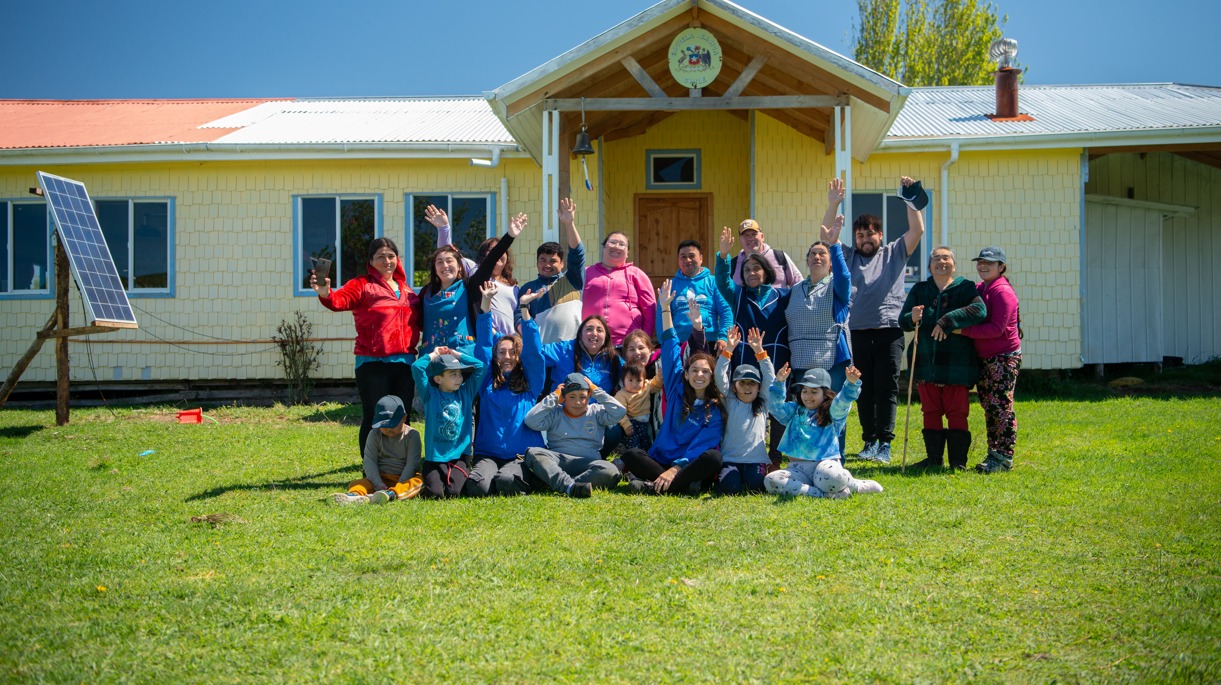 Escuela rural de Chiloé al fin tiene luz: panel solar solucionó falta de electricidad en la Escuela Rural Blanchard