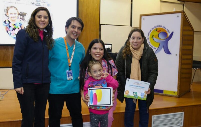 Tecnología que conecta: niños y niñas del Hospital Dr. Roberto del Río reciben iPads para potenciar sus terapias de comunicación