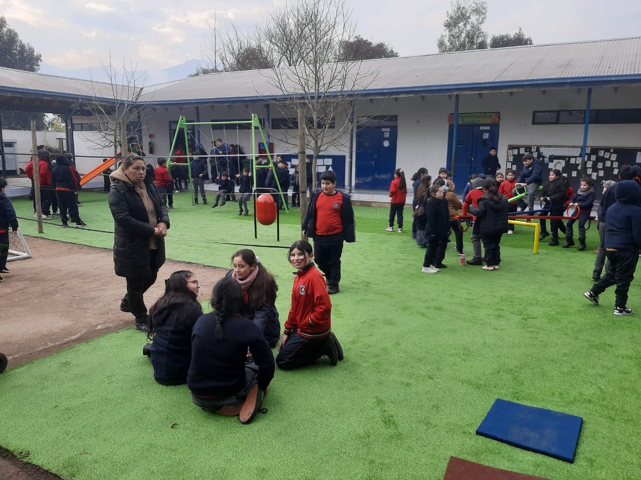 Escuela rural de Codegua implementa patio de juegos para promover la inclusión de sus alumnos