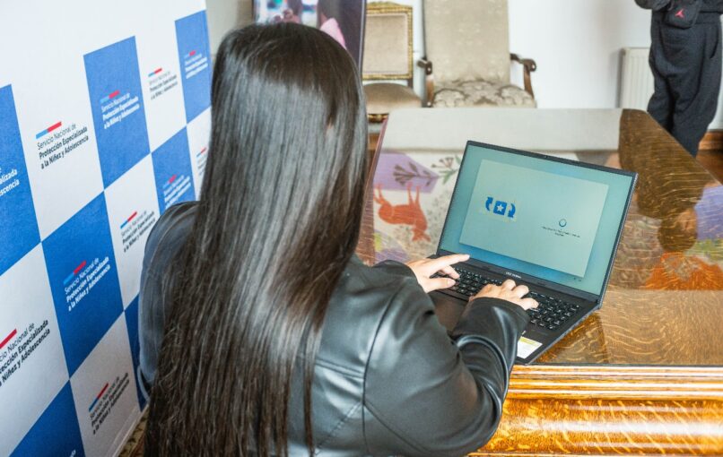 29 jóvenes que viven en residencias del Servicio de Protección Especializada a la Niñez y Adolescencia recibieron tablets y computadores para potenciar sus estudios
