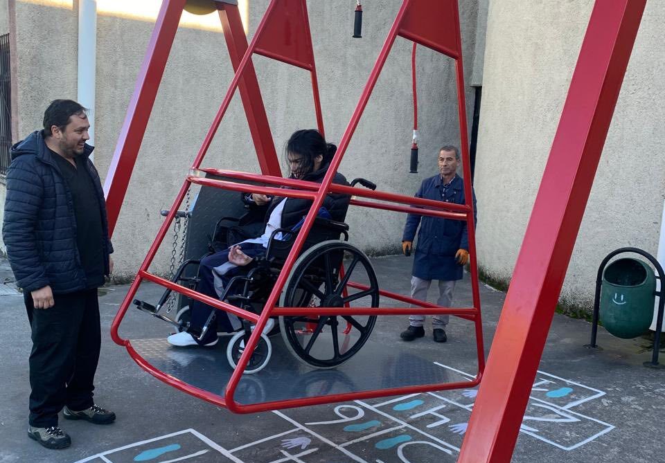 Escuela Diego Portales de Yumbel instala juegos inclusivos para estudiantes con necesidades especiales