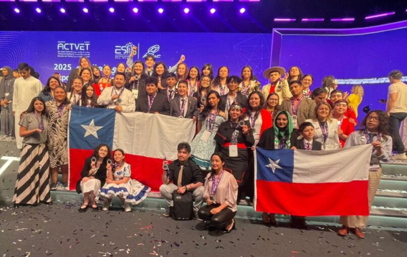 Desde el norte de Chile al mundo: estudiantes de Chañaral ganan primer lugar en feria científica en Dubái con innovador repelente natural