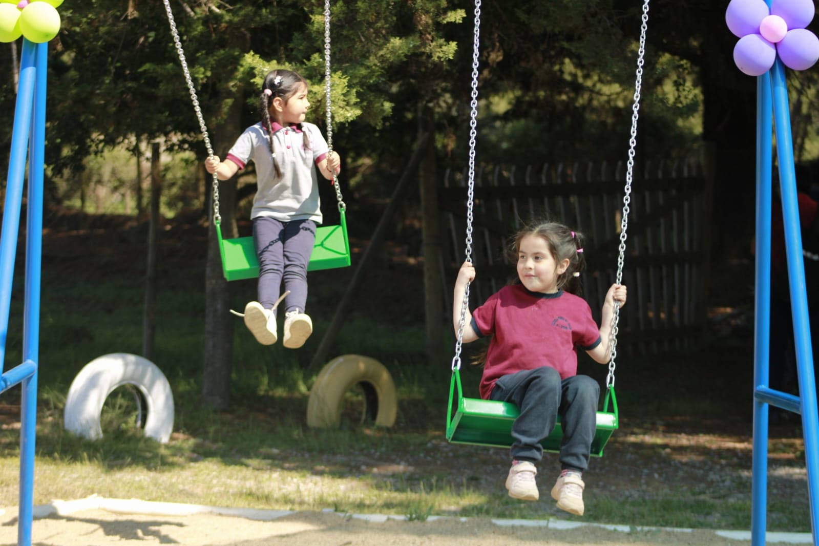 Escuela rural de Coihueco incorpora nuevo patio de juegos para potenciar la inclusión y el bienestar de sus estudiantes