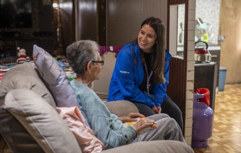 Vecinos con movilidad reducida de Pencahue reciben camas clínicas para mejorar su calidad de vida