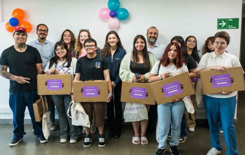 Entregan equipos computacionales a jóvenes de residencias y programas del Servicio de Protección que ingresan a la educación superior