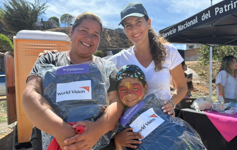 Niños y niñas afectados por los incendios de la comuna de Penco reciben kits escolares para volver a clases