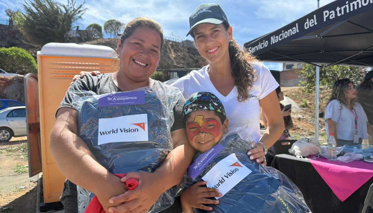 Niños y niñas afectados por los incendios de la comuna de Penco reciben kits escolares para volver a clases